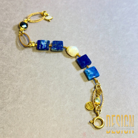 Bransoletka z lapis lazuli i perłą w oprawie pozłacanej 24k złotem Bransoletka z lapis lazuli i perłą w oprawie pozłacanej 24k złotem