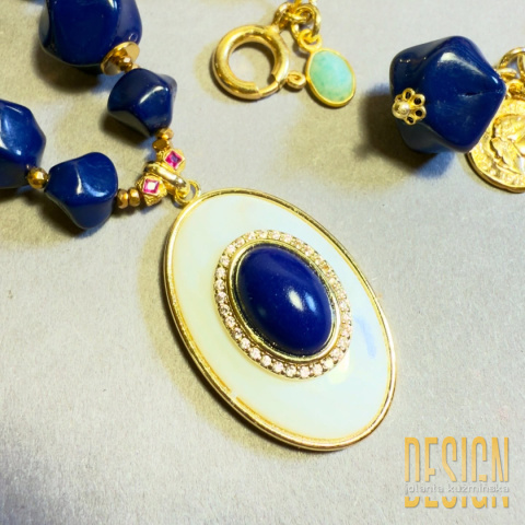 Naszyjnik lapis lazuli z zawieszką z białą emalią w złoconym srebrze Naszyjnik lapis lazuli z zawieszką z białą emalią w złoconym srebrze