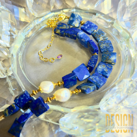 Naszyjnik z lapis lazuli, pereł i zawieszką w stylu antycznej monety – srebro złocone 24k Naszyjnik z lapis lazuli, pereł i zawieszką w stylu antycznej monety – srebro złocone 24k