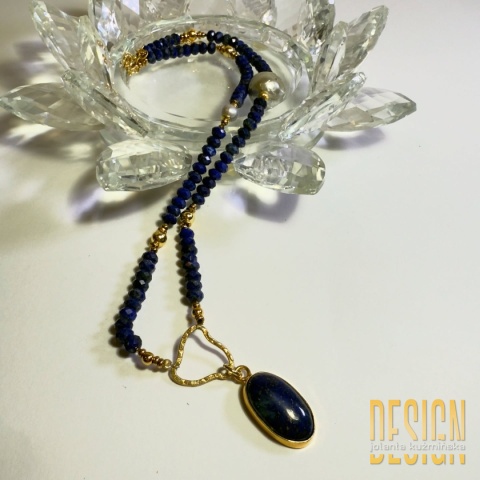 Naszyjnik z lapis lazuli z zawieszką i szarą perłą stylizowaną na starą | Kuźmińska Design Naszyjnik z lapis lazuli z zawieszką i szarą perłą stylizowaną na starą | Kuźmińska Design