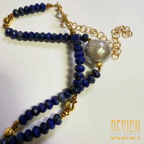 Naszyjnik z lapis lazuli z zawieszką i szarą perłą stylizowaną na starą | Kuźmińska Design Naszyjnik z lapis lazuli z zawieszką i szarą perłą stylizowaną na starą | Kuźmińska Design