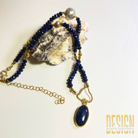 Naszyjnik z lapis lazuli z zawieszką i szarą perłą stylizowaną na starą | Kuźmińska Design Naszyjnik z lapis lazuli z zawieszką i szarą perłą stylizowaną na starą | Kuźmińska Design