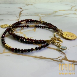 Bransoletka z granatów almandynów – 3-rzędowa z zawieszką monety i złoconym srebrem