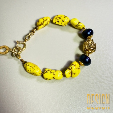 Bransoletka z howlitu o żółtej barwie z perłą – srebro pozłacane 24 k | Kuźmińska Design