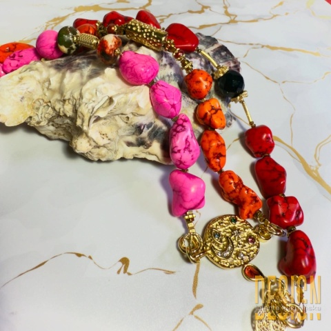 Bransoletka z różowego howlitu i jaspisów | Medalion w złoceniu 24K – Kuźmińska Design