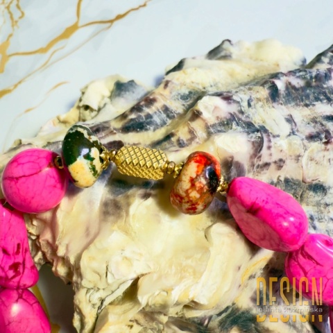 Bransoletka z różowego howlitu i jaspisów | Medalion w złoceniu 24K – Kuźmińska Design