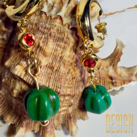 Kolczyki z malachitem i czerwonym kryształkiem – pozłacane | Kuźmińska Design