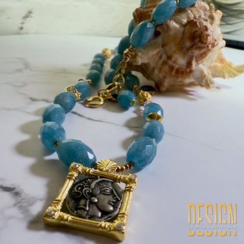 Naszyjnik z akwamarynów z antyczną zawieszką i akcentem ametystu