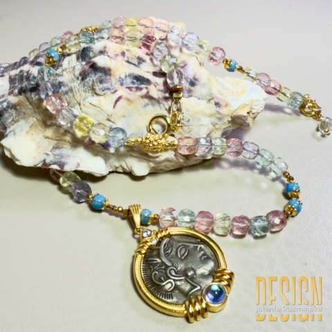 Naszyjnik z morganitów z antyczną zawieszką – srebro pozłacane 24k