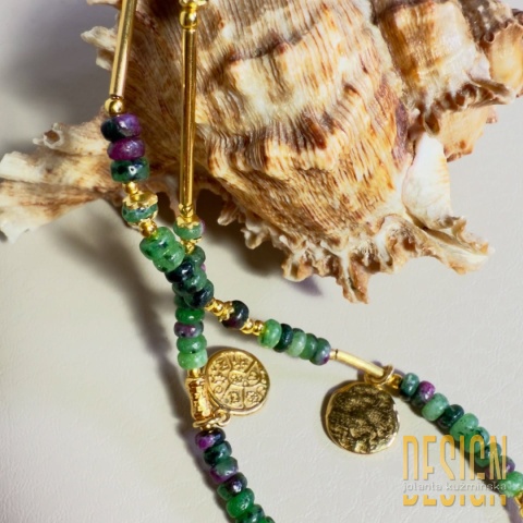 Naszyjnik z rubinu z zoisytem z antyczną zawieszką i monetkami | Kolekcja Antiqua – Kuźmińska Design